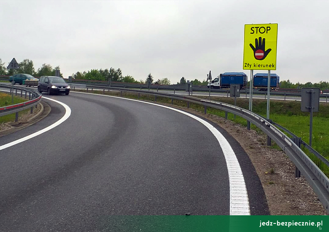 Porozmawiajmy o bezpieczeństwie - nowa tablica informacyjna ma zapobiec jeździe pod prąd na drogach szybkiego ruchu